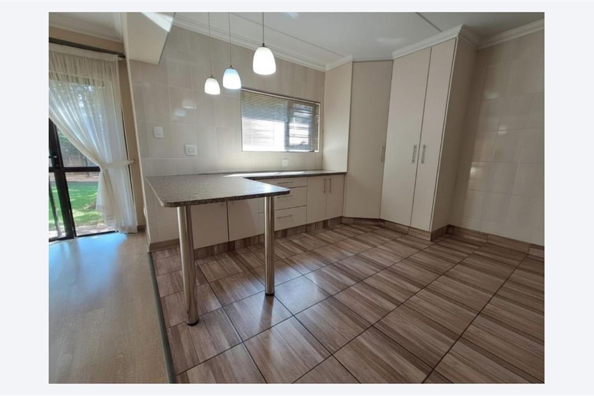 Beautifully Maintained Family Home in a Secure Area - Close to Schools, Shops and Main Roads - Photo 3