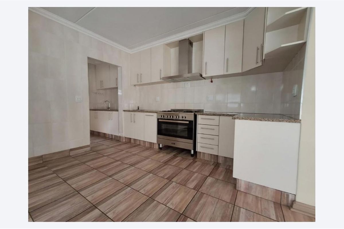 Beautifully Maintained Family Home in a Secure Area - Close to Schools, Shops and Main Roads - Photo 5