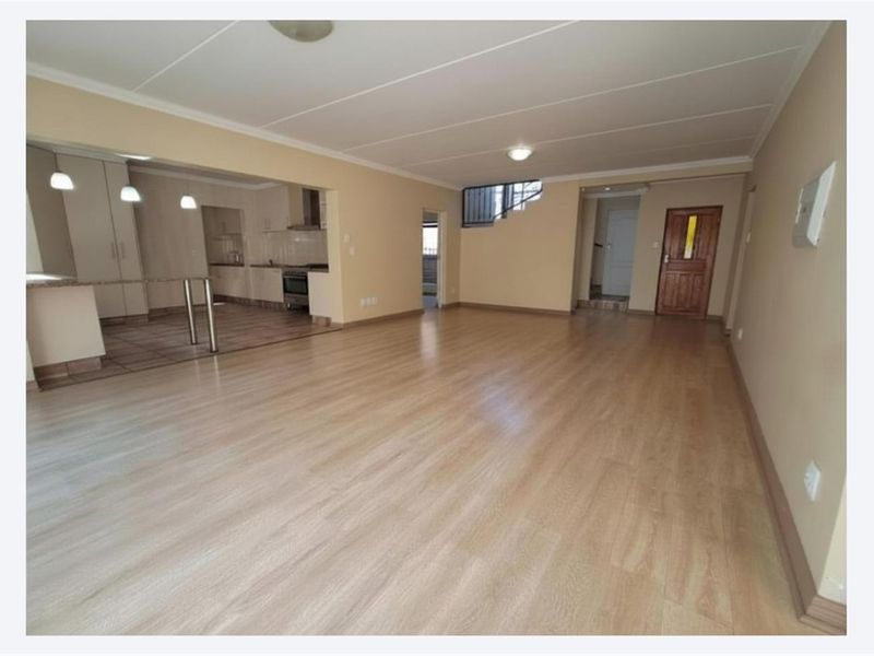 Beautifully Maintained Family Home in a Secure Area - Close to Schools, Shops and Main Roads - Photo 4