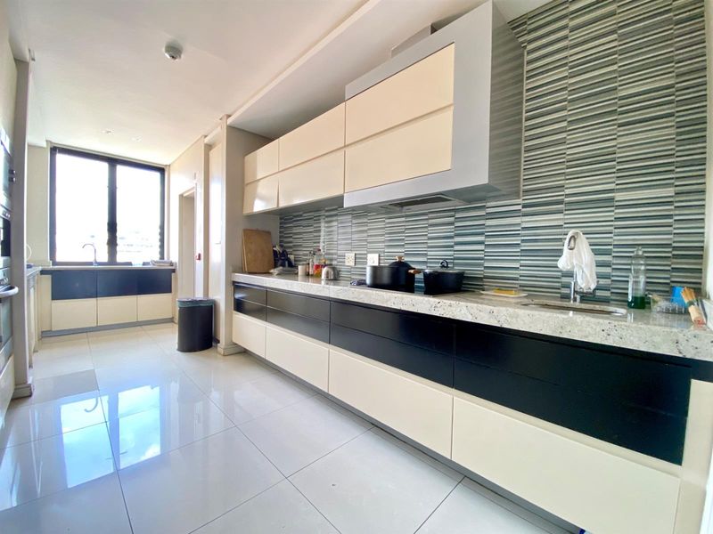 Luxury 2 Bed Apartment For Sale in Morningside, Sandton - Photo 6