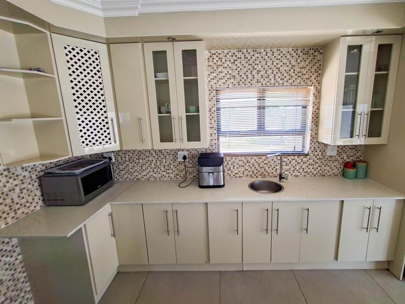 5 Bedroom Double Storey Family Home in Eldo Ridge Estate - Photo 6
