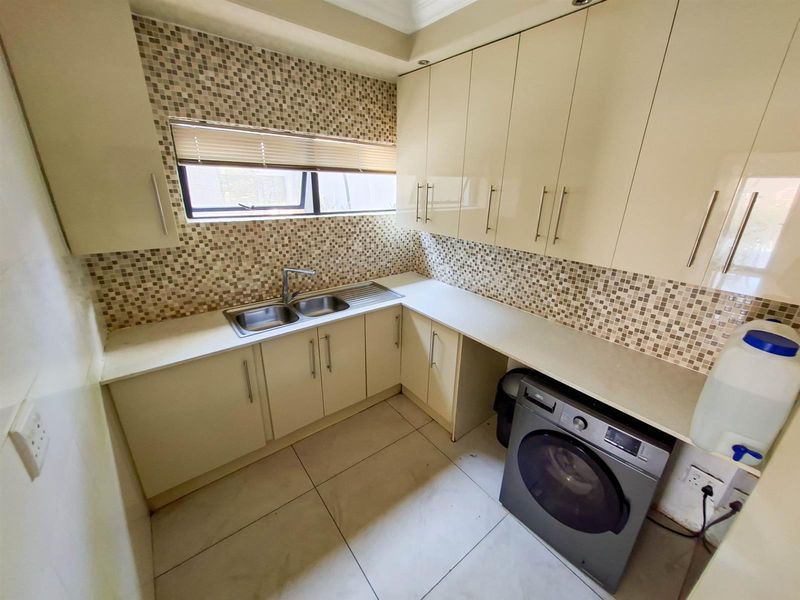 5 Bedroom Double Storey Family Home in Eldo Ridge Estate - Photo 7