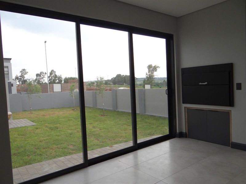 4 Bedroom House For Sale in Fountainbrook Estate, Midstream Estate, Centurion - Photo 9