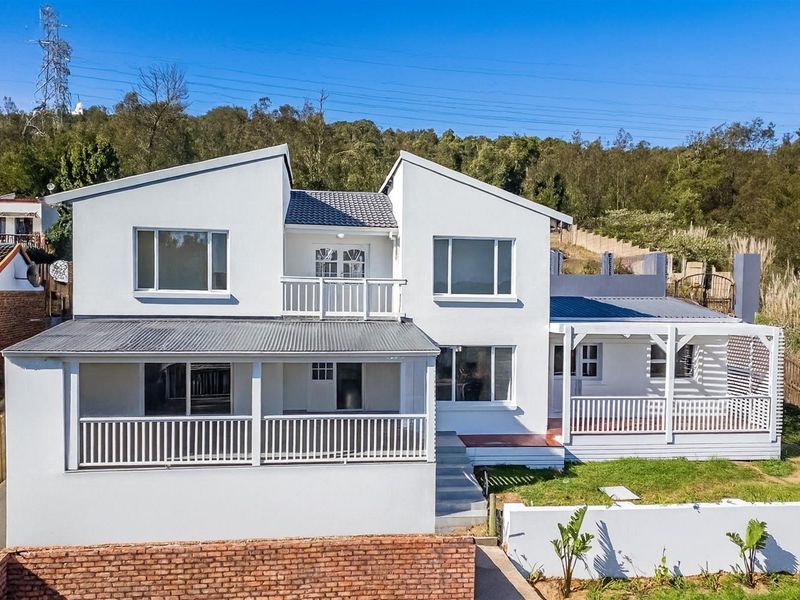 Newly Renovated Family Home With Lagoon Views - Photo 2