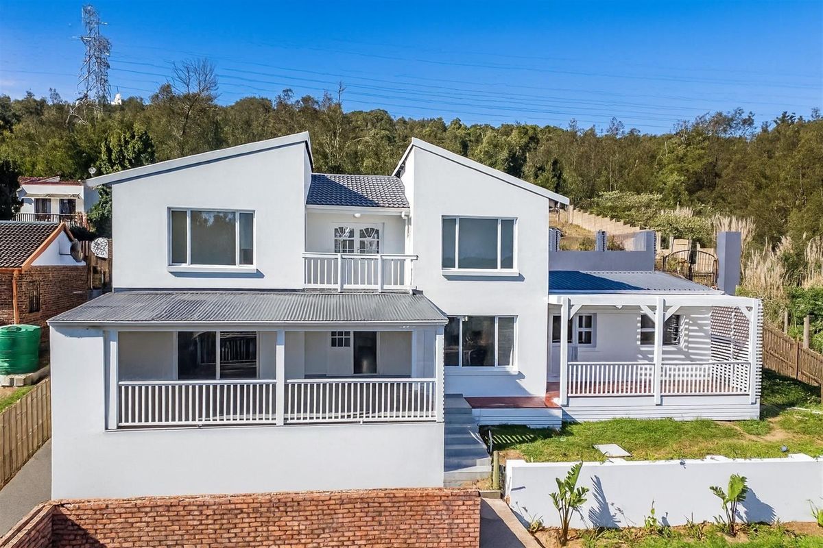 Newly Renovated Family Home With Lagoon Views - Photo 2