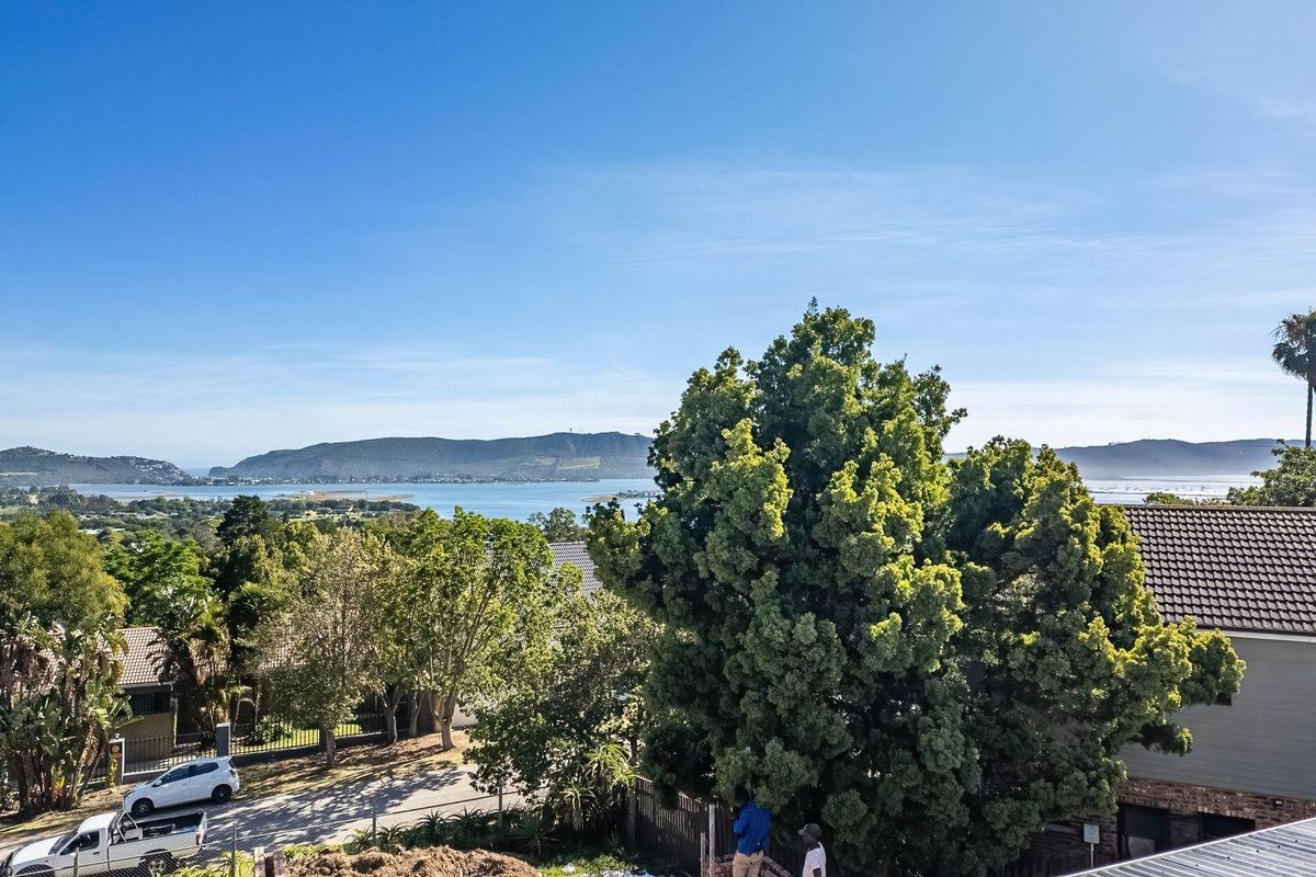 Newly Renovated Family Home With Lagoon Views - Photo 3