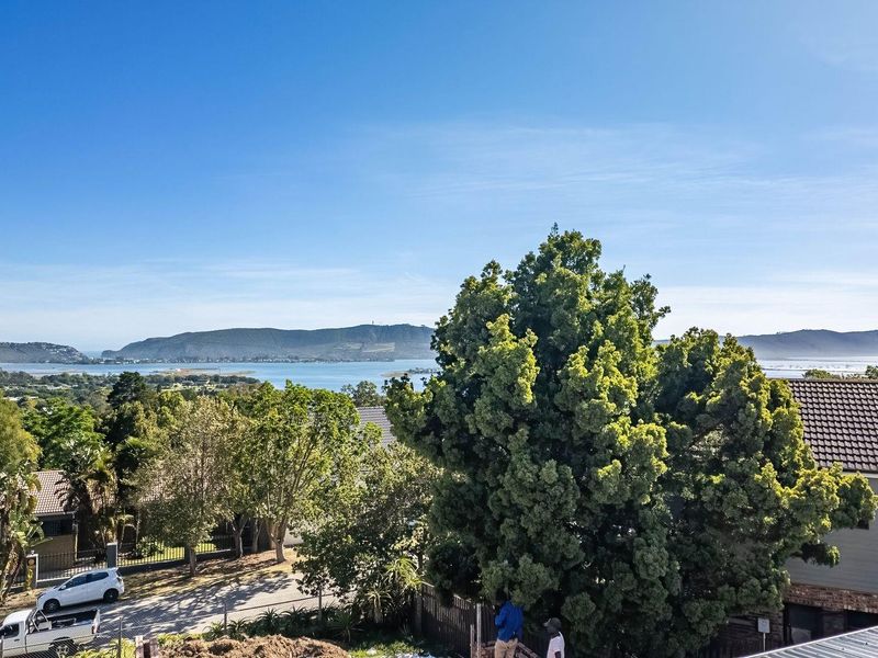 Newly Renovated Family Home With Lagoon Views - Photo 3