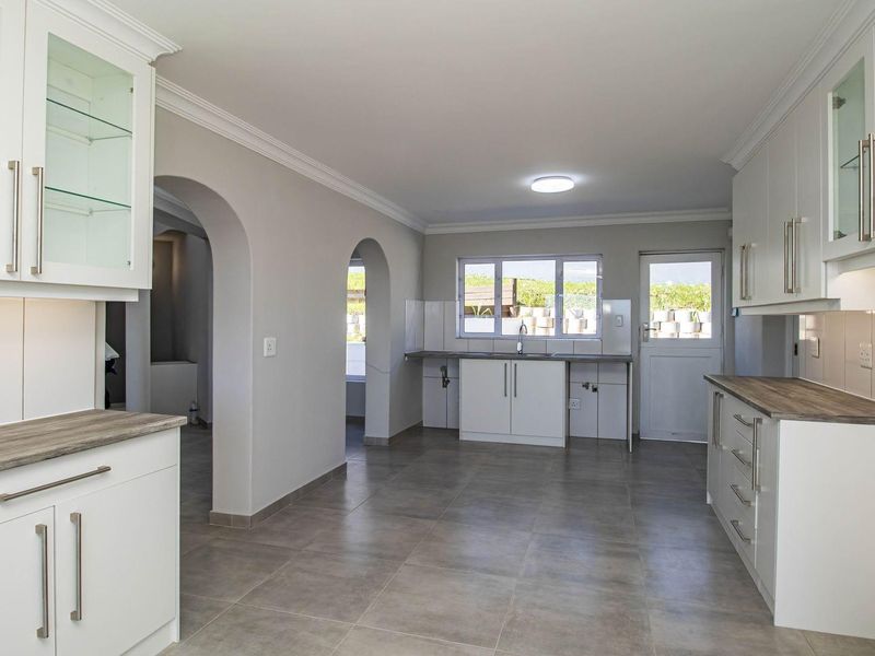 Newly Renovated Family Home With Lagoon Views - Photo 10