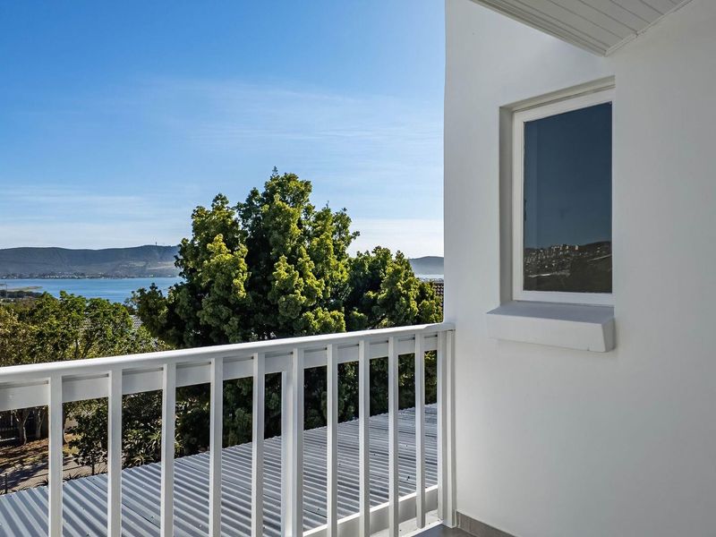 Newly Renovated Family Home With Lagoon Views - Photo 5