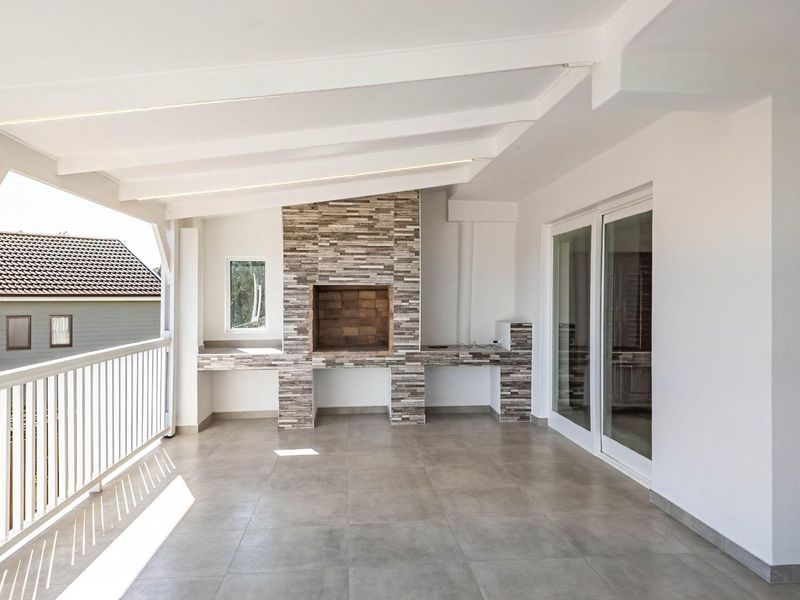 Newly Renovated Family Home With Lagoon Views - Photo 7