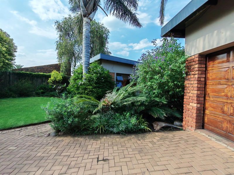 3 Bedroom house with flat in Aerorand - Photo 3