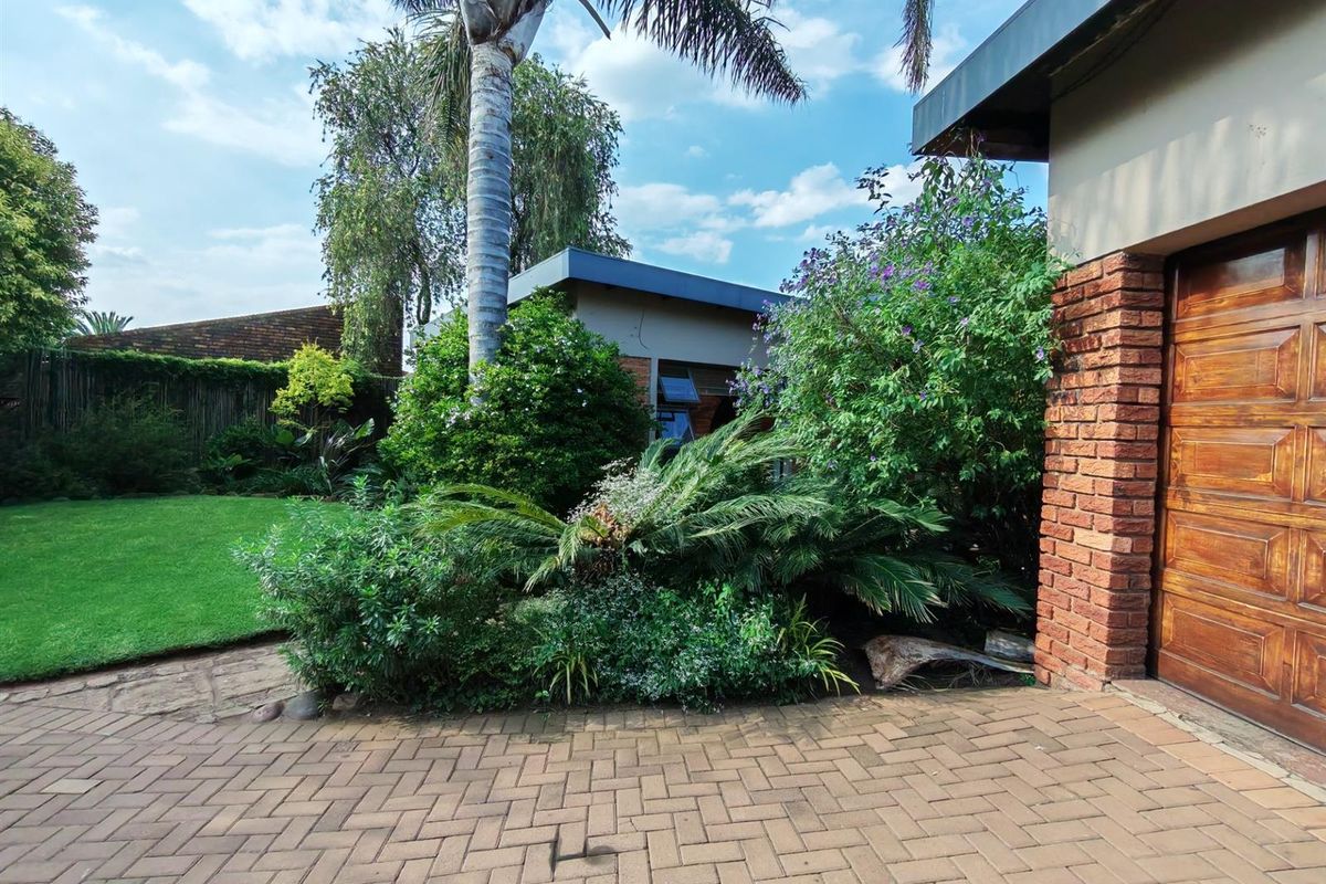 3 Bedroom house with flat in Aerorand - Photo 3