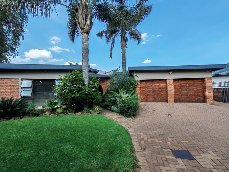 3 Bedroom house with flat in Aerorand - Photo 2