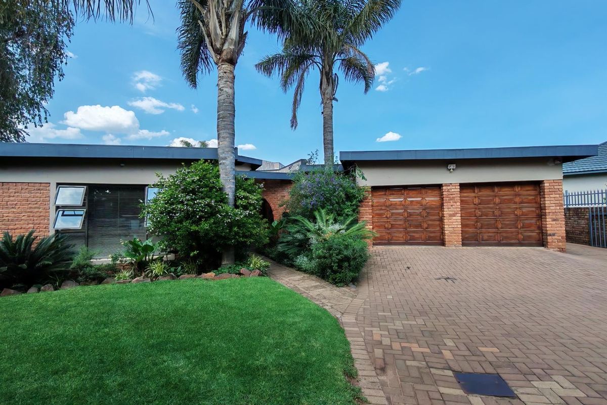 3 Bedroom house with flat in Aerorand - Photo 2