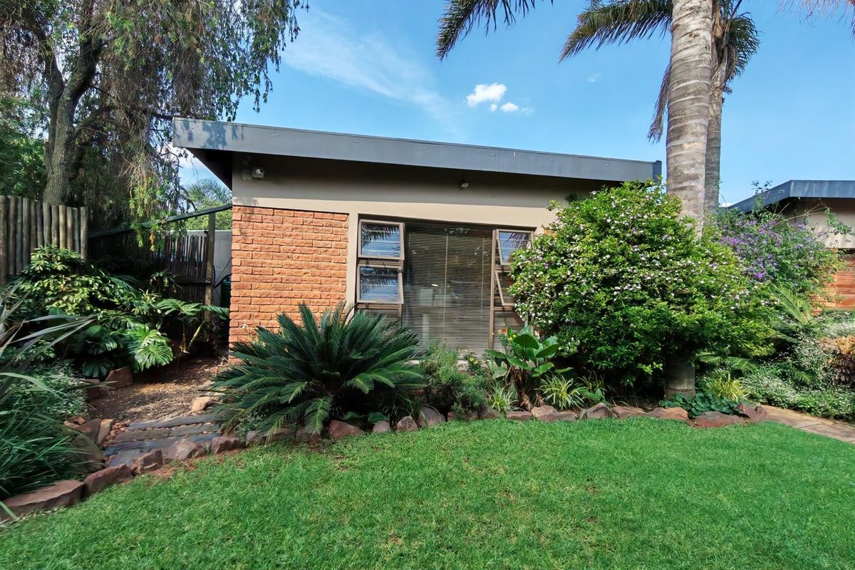 3 Bedroom house with flat in Aerorand - Photo 4