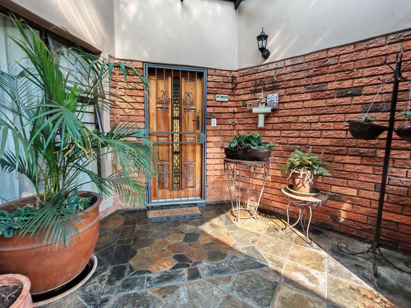 3 Bedroom house with flat in Aerorand - Photo 8