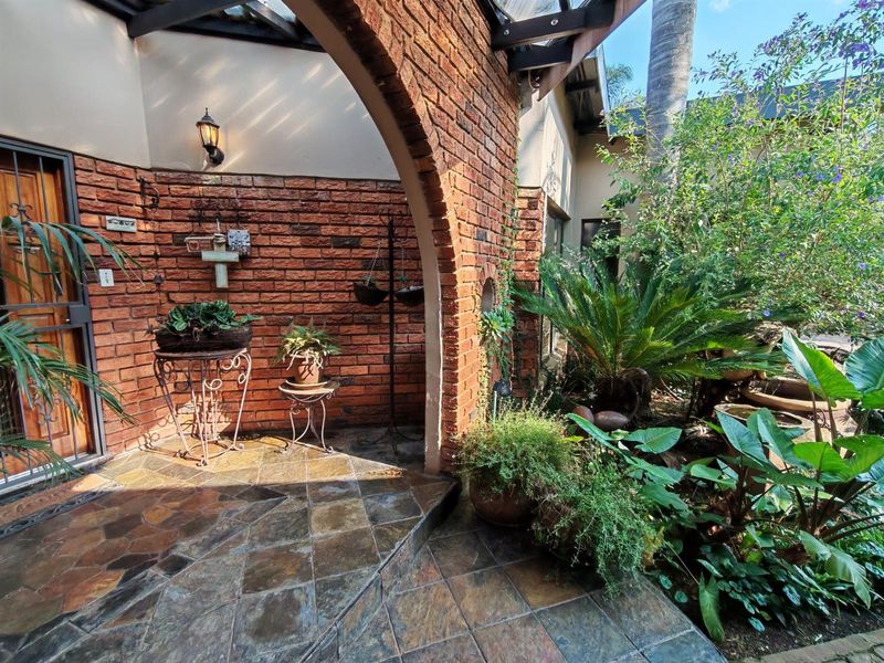 3 Bedroom house with flat in Aerorand - Photo 7