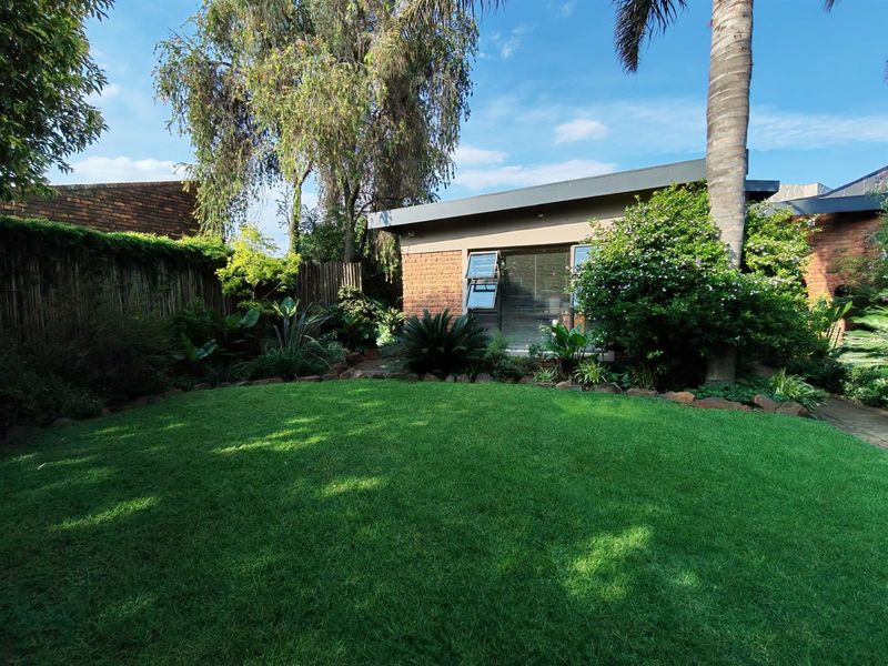 3 Bedroom house with flat in Aerorand - Photo 9