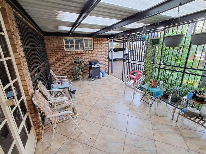 5 Bedroom House For Sale in Lyttelton Manor Centurion Gauteng - Photo 6