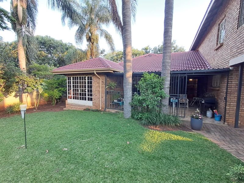 5 Bedroom House For Sale in Lyttelton Manor Centurion Gauteng - Photo 2