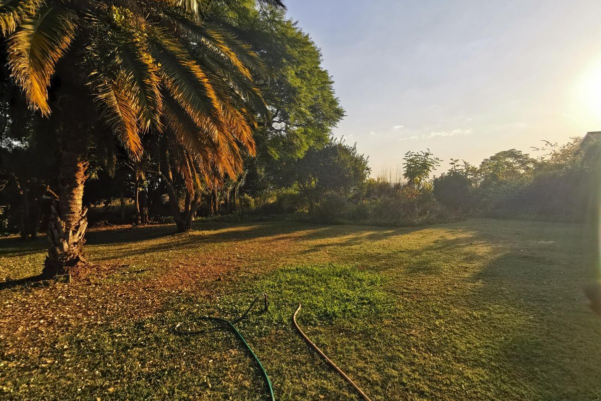 R7 450 000 beautiful farm with 1 main house, 2 smaller houses and 2 cottages for sale - Photo 5