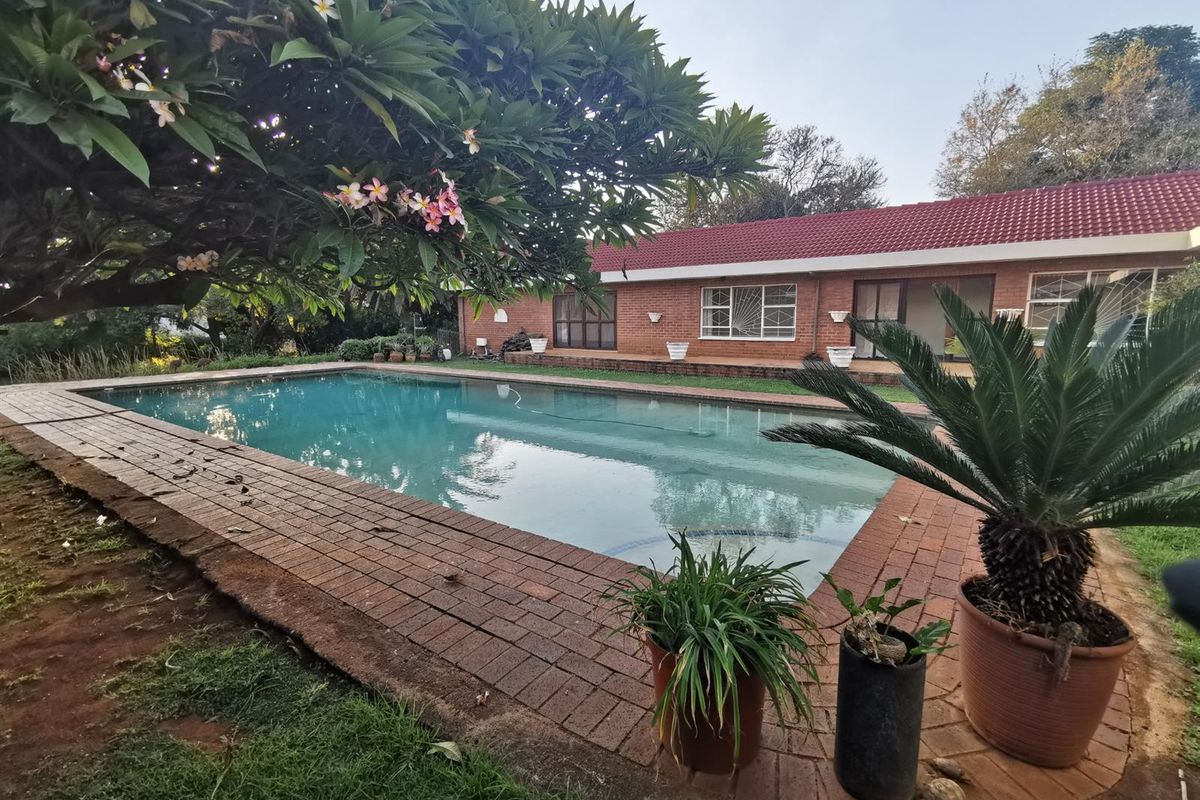 R7 450 000 beautiful farm with 1 main house, 2 smaller houses and 2 cottages for sale - Photo 2