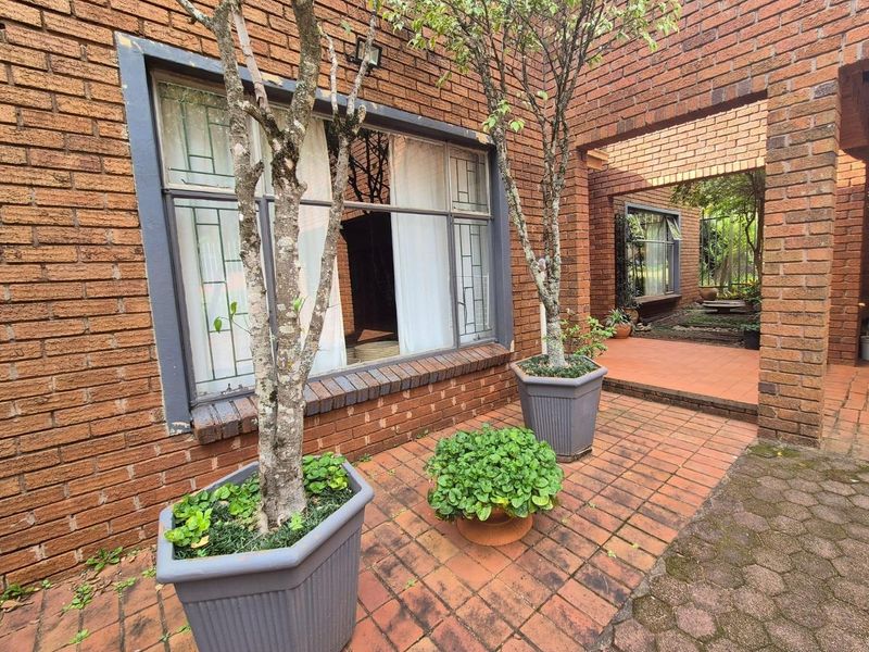 Family Home with Pool, Entertainment Area and Borehole - Louis Trichardt - Photo 5