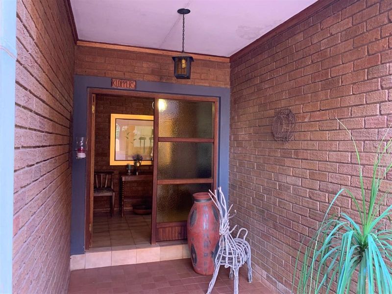 Family Home with Pool, Entertainment Area and Borehole - Louis Trichardt - Photo 7