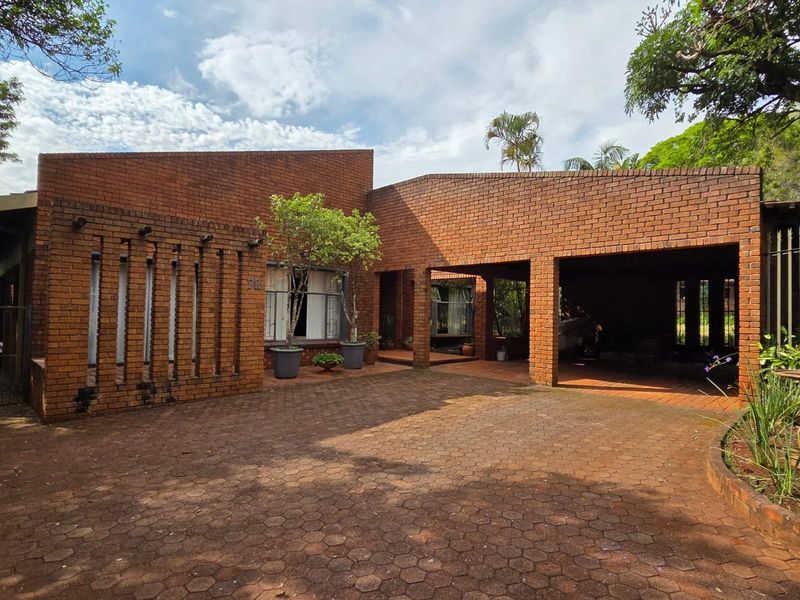 Family Home with Pool, Entertainment Area and Borehole - Louis Trichardt - Photo 4