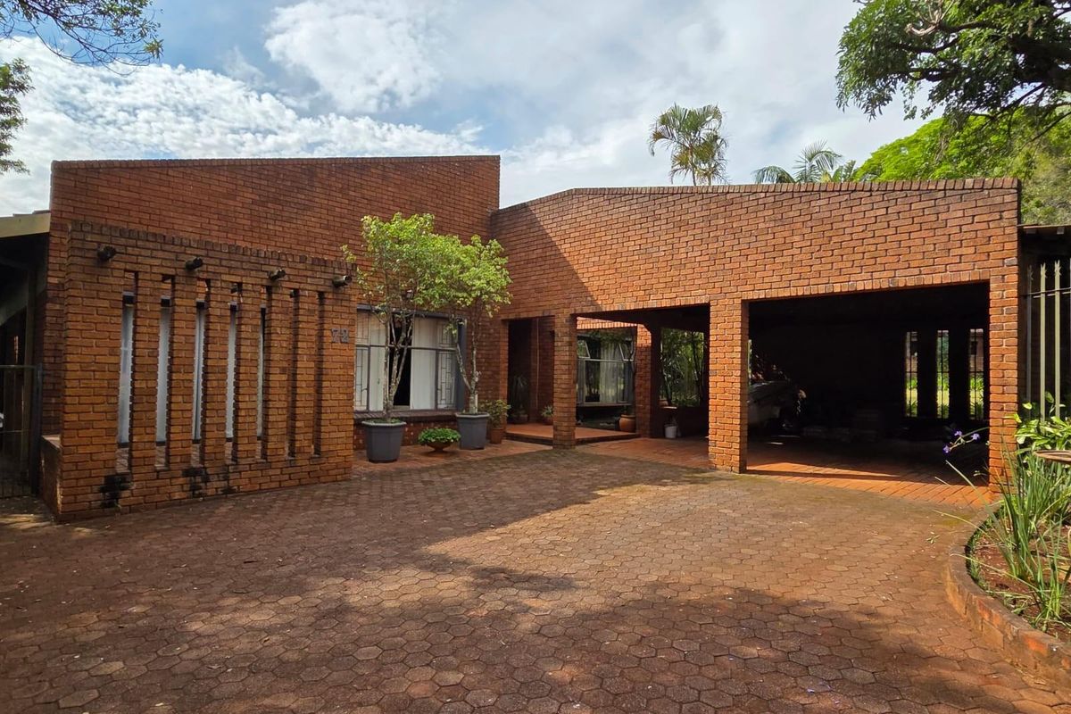 Family Home with Pool, Entertainment Area and Borehole - Louis Trichardt - Photo 4