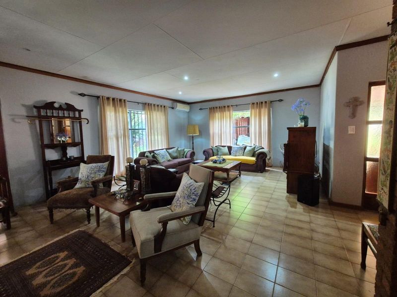 Family Home with Pool, Entertainment Area and Borehole - Louis Trichardt - Photo 10