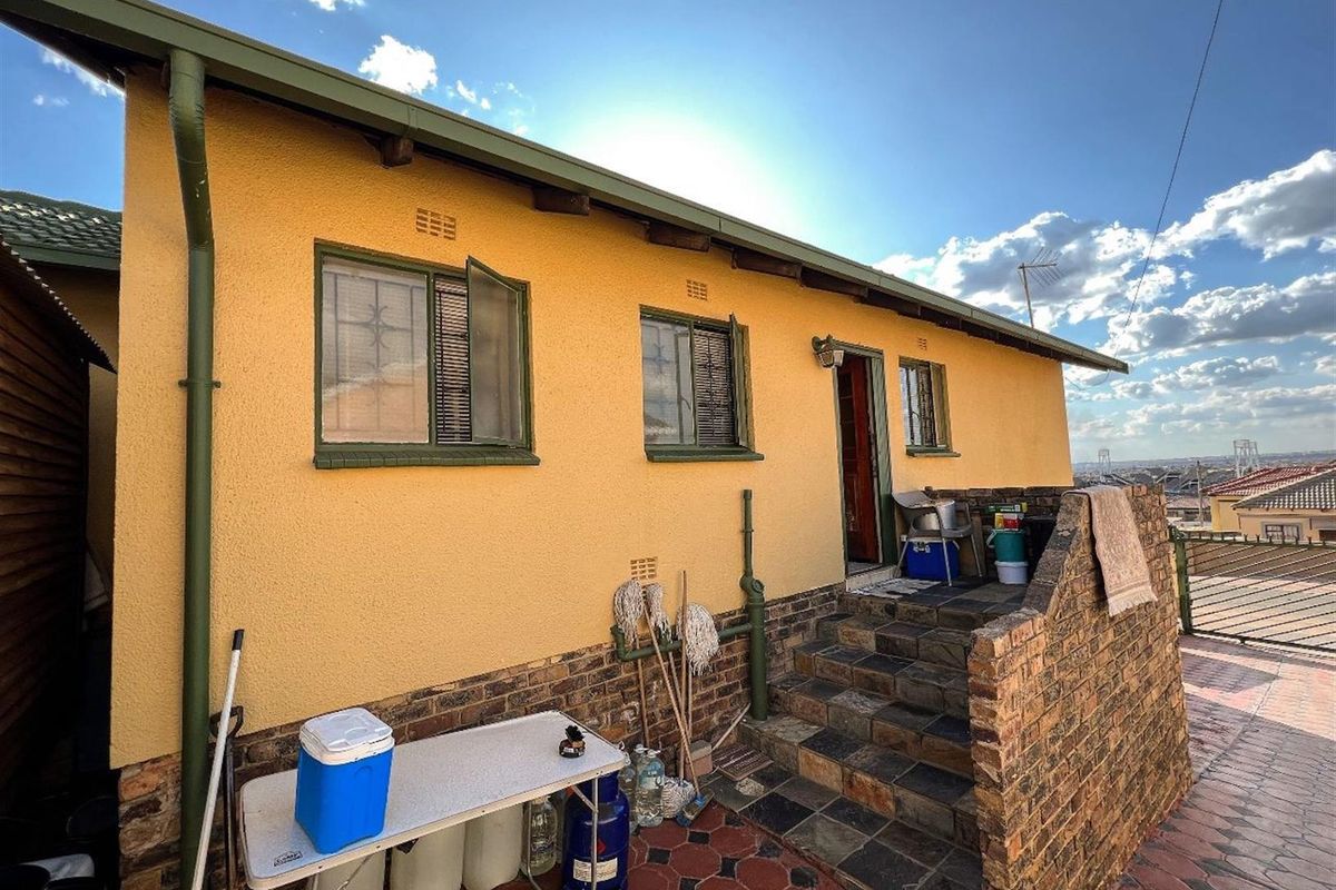 Modern 3-Bedroom Home for Sale in Morula View, Mabopane - Photo 2
