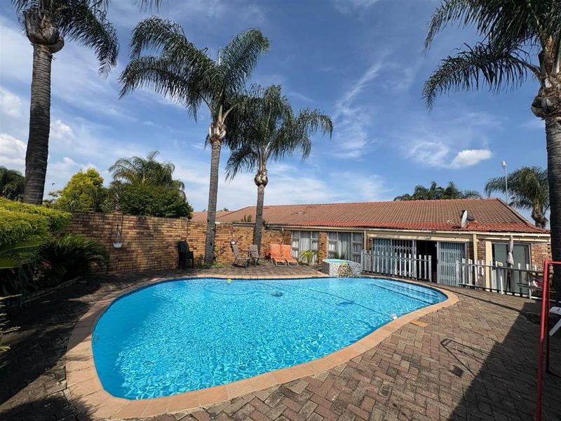 Modern 3‐Bedroom Townhouse with Poolside Living in Alexander Gardens - Photo 1