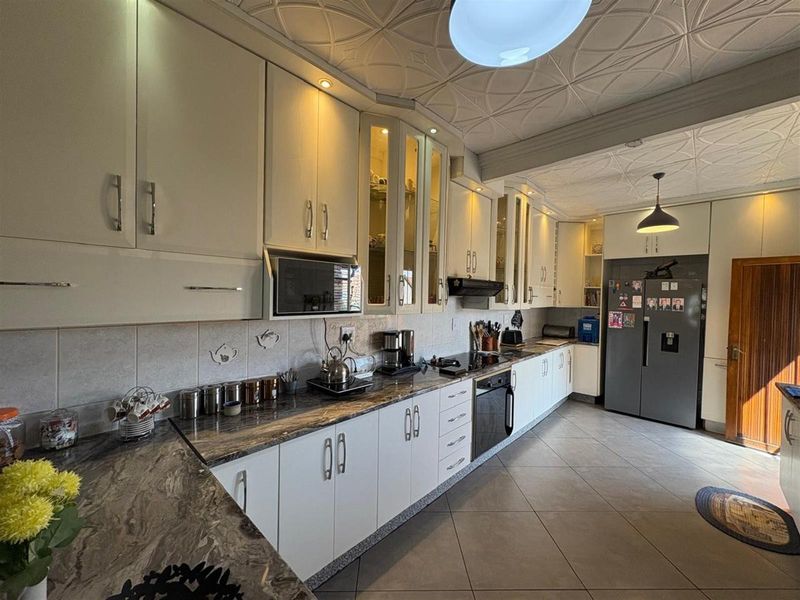 Modern 3‐Bedroom Townhouse with Poolside Living in Alexander Gardens - Photo 8