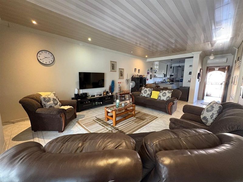 Modern 3‐Bedroom Townhouse with Poolside Living in Alexander Gardens - Photo 5