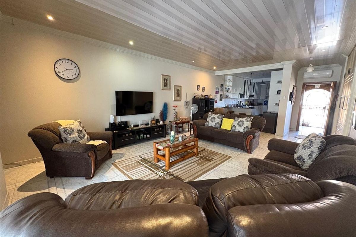 Modern 3‐Bedroom Townhouse with Poolside Living in Alexander Gardens - Photo 5