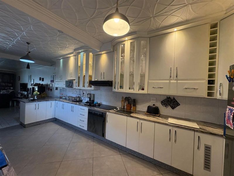 Modern 3‐Bedroom Townhouse with Poolside Living in Alexander Gardens - Photo 10