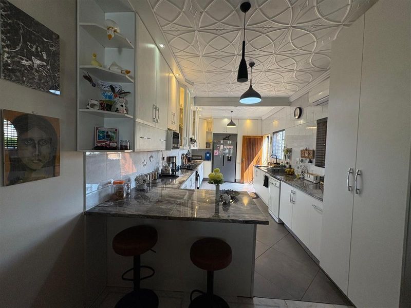 Modern 3‐Bedroom Townhouse with Poolside Living in Alexander Gardens - Photo 7