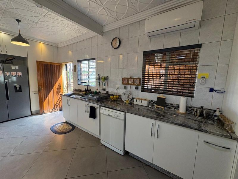 Modern 3‐Bedroom Townhouse with Poolside Living in Alexander Gardens - Photo 9