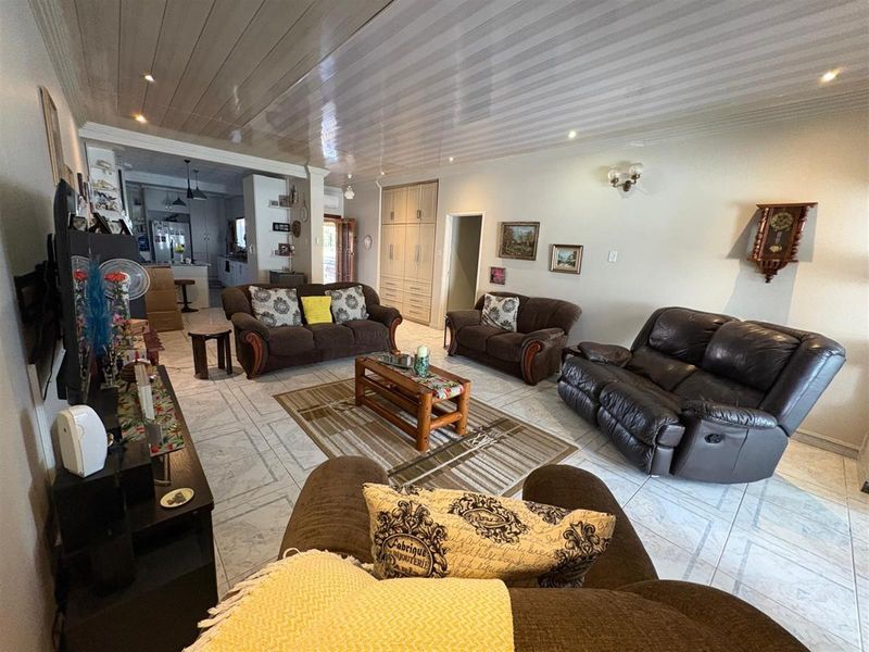 Modern 3‐Bedroom Townhouse with Poolside Living in Alexander Gardens - Photo 4