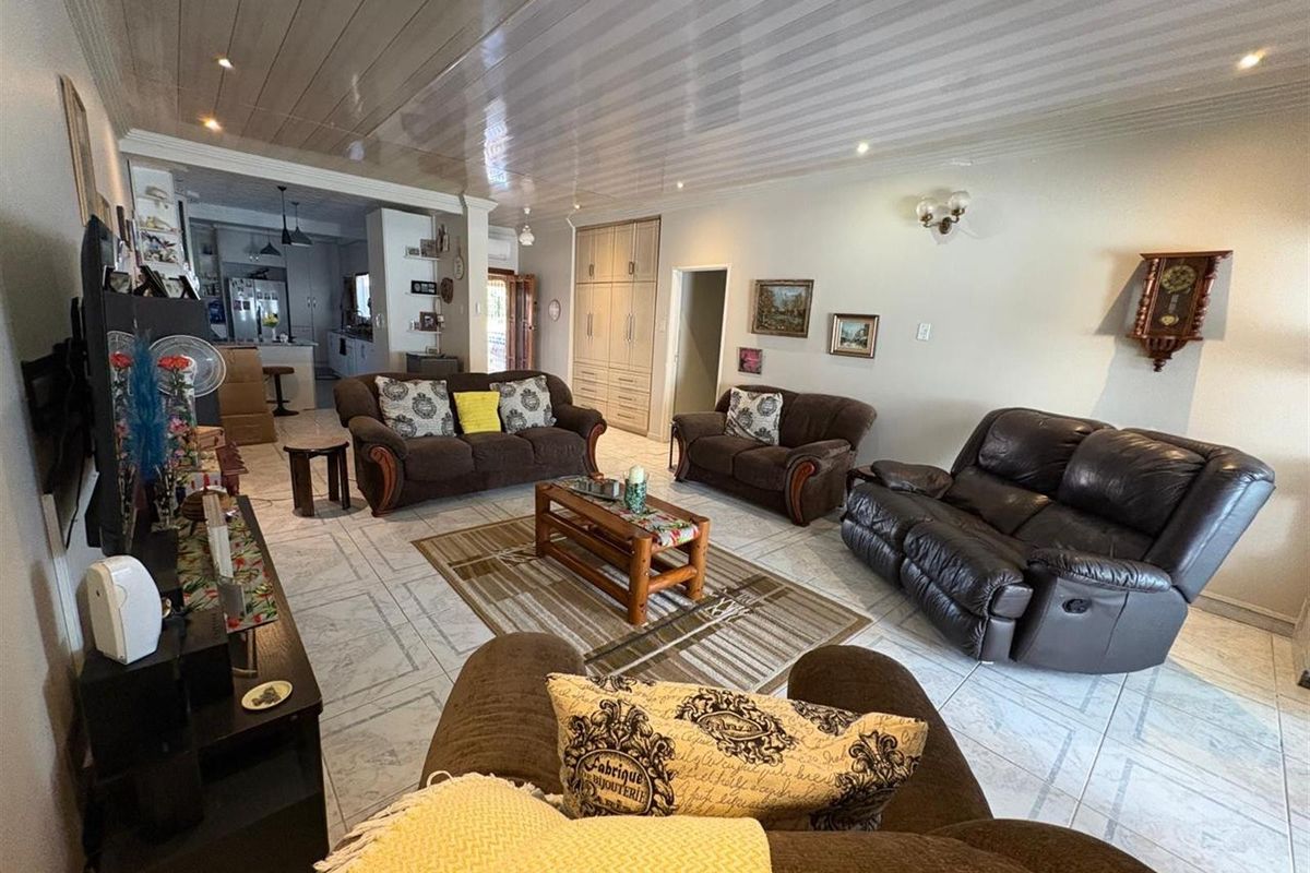 Modern 3‐Bedroom Townhouse with Poolside Living in Alexander Gardens - Photo 4