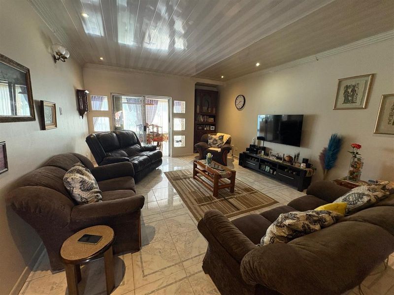 Modern 3‐Bedroom Townhouse with Poolside Living in Alexander Gardens - Photo 2