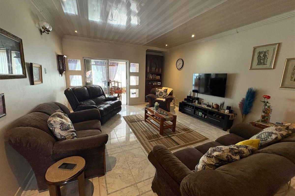 Modern 3‐Bedroom Townhouse with Poolside Living in Alexander Gardens - Photo 2