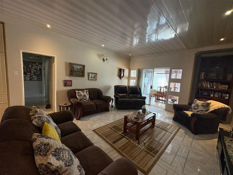 Modern 3‐Bedroom Townhouse with Poolside Living in Alexander Gardens - Photo 3