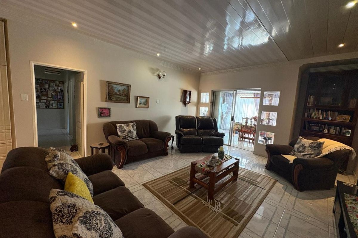 Modern 3‐Bedroom Townhouse with Poolside Living in Alexander Gardens - Photo 3