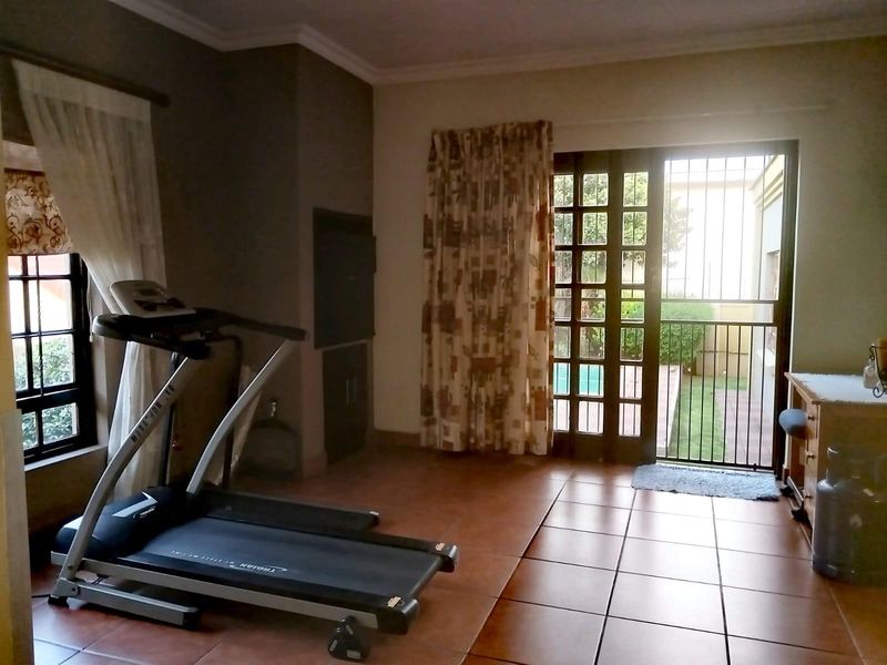 Complex For Sale in Reyno Ridge, Witbank - Photo 9