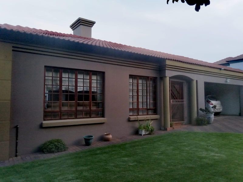Complex For Sale in Reyno Ridge, Witbank - Photo 2