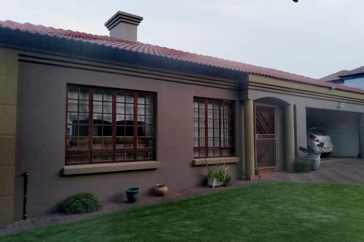 Complex For Sale in Reyno Ridge, Witbank - Photo 2