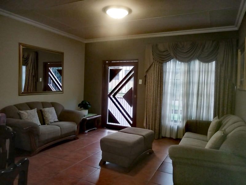 Complex For Sale in Reyno Ridge, Witbank - Photo 7