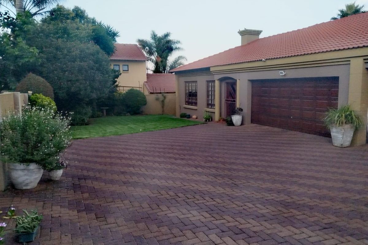 Complex For Sale in Reyno Ridge, Witbank - Photo 4